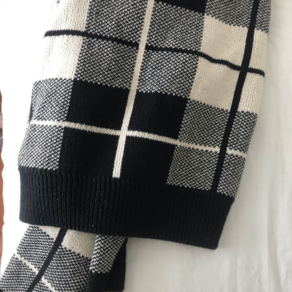✨ Forever 21 Black and White Plaid Sweater ✨ - Picture 6 of 7